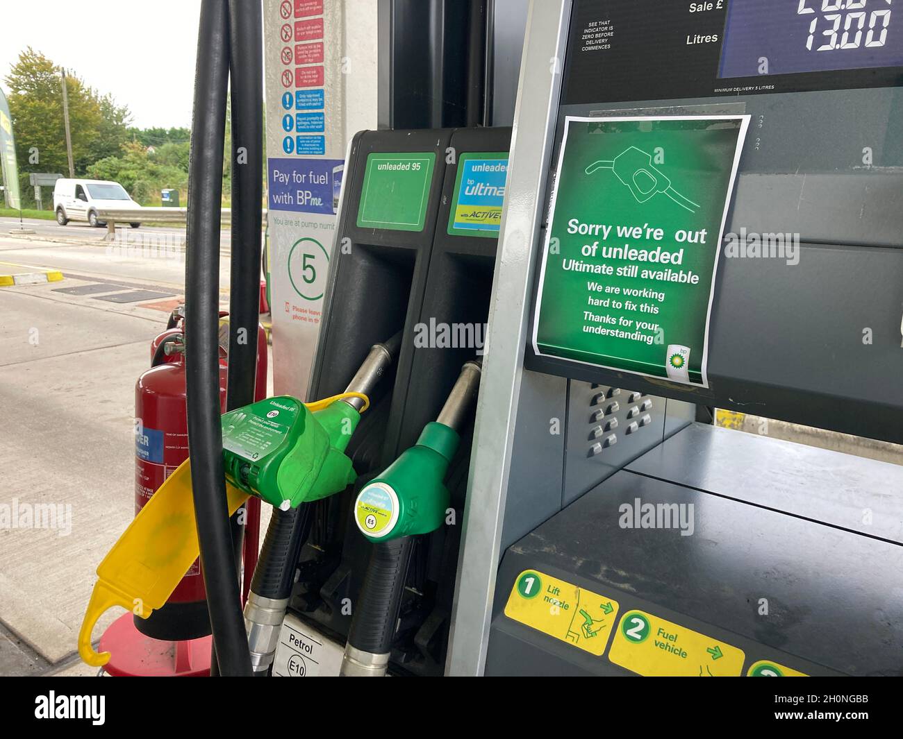 Sign to annouce Sorry we`re out of unleaded petrol, at BP Service Station,  reportedly due to shortage of HGV drivers, UK Stock Photo